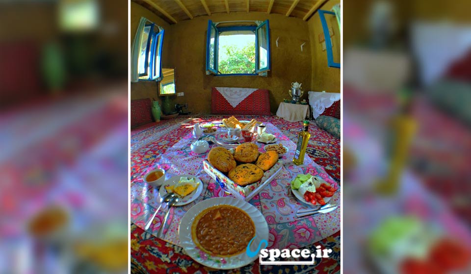 سفره غذا در اتاق زیبا و سنتی اقامتگاه بوم گردی باغ بهشت - مازندران - تنکابن - شهر خرم آباد - روستای قلعه گردن
